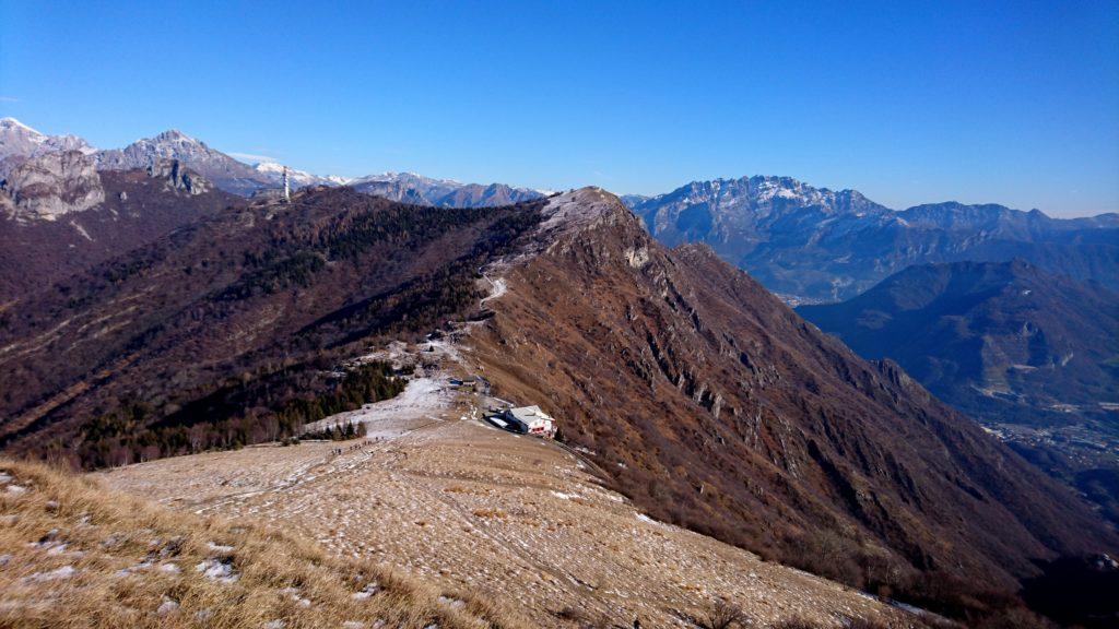 Vista del rifugio Marisa Consigliere dalla cresta del monte Cornizzolo