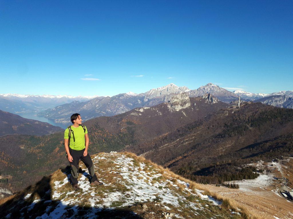Dalla cresta del Cornizzolo, guardando a nord c'è una bella vista sulle Grigne, sui Corni di Canzo e sul lago di Como