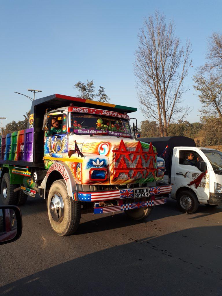 in Nepal i camion per il trasporto merci fanno la gara a chi è più colorato e appariscente