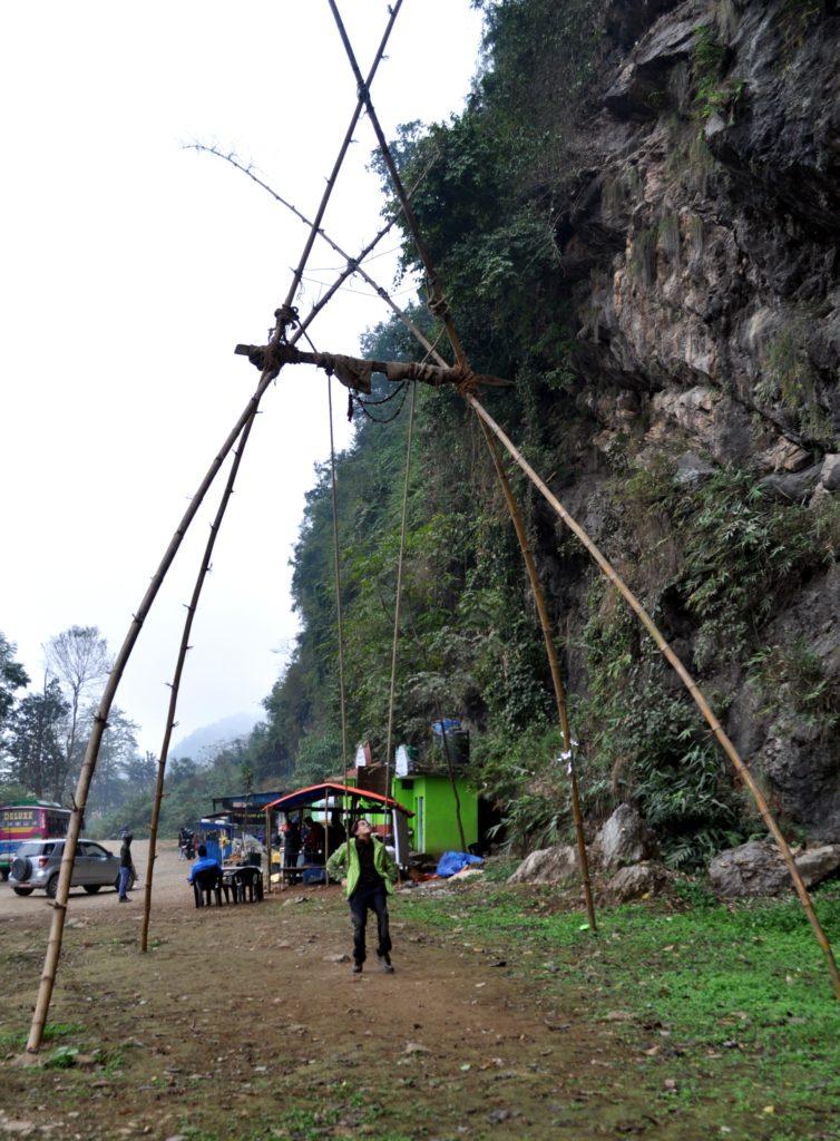 questa è la tipica struttura con cui costruiscono le altalene in Nepal