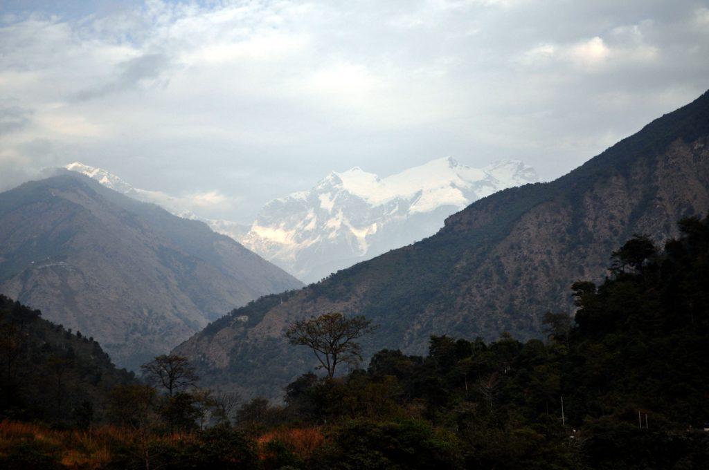 c'è un po' di foschia ma in lontananza si riesce già a scorgere il gruppo del Manaslu