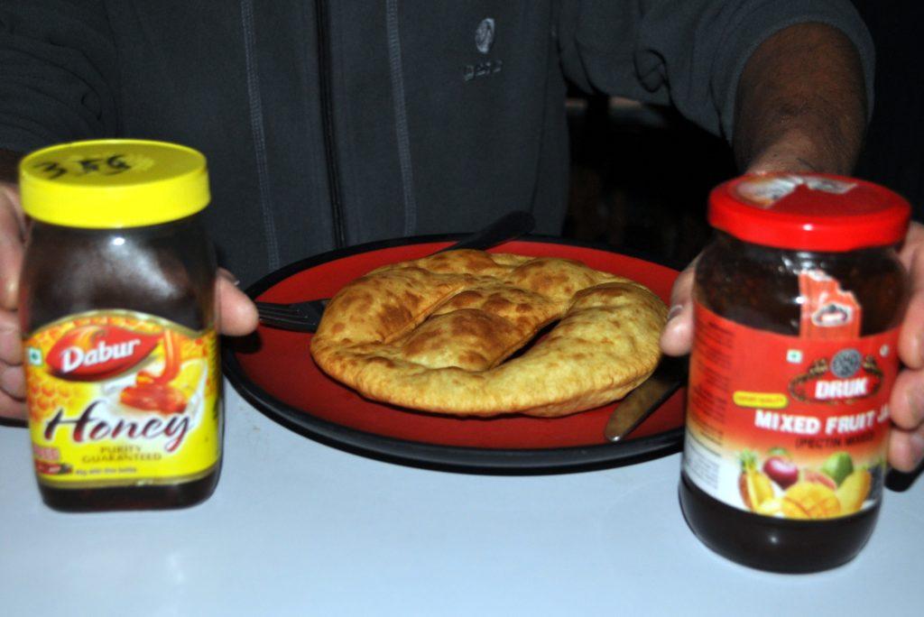 ma prima una bella colazione a base di tibetan bread con miele e marmellata