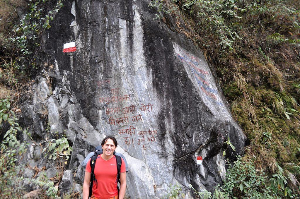 spesso sulle rocce ci sono varie scritte a noi incomprensibili. Il più delle volte sono robe elettorali. Pensa te!