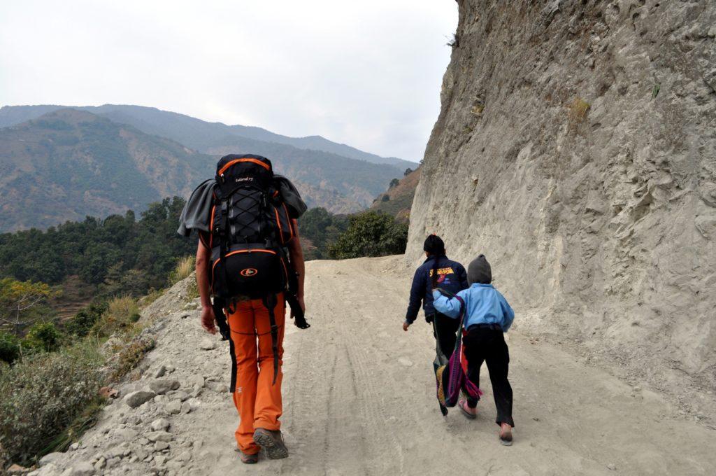 fino in cima alla collina percorriamo la stessa strada dei bambini che vanno a scuola. Notare che loro salgono in ciabatte... ;)