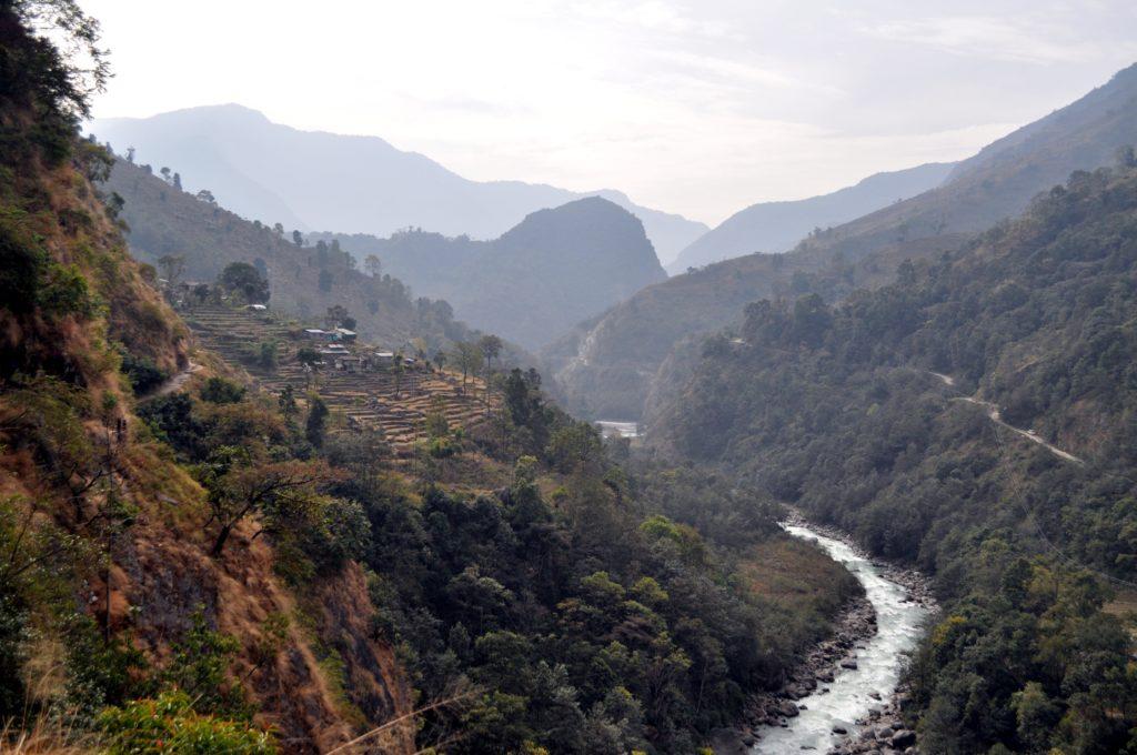vista d&#039;insieme dei terrazzamenti e del fiume a fondo valle