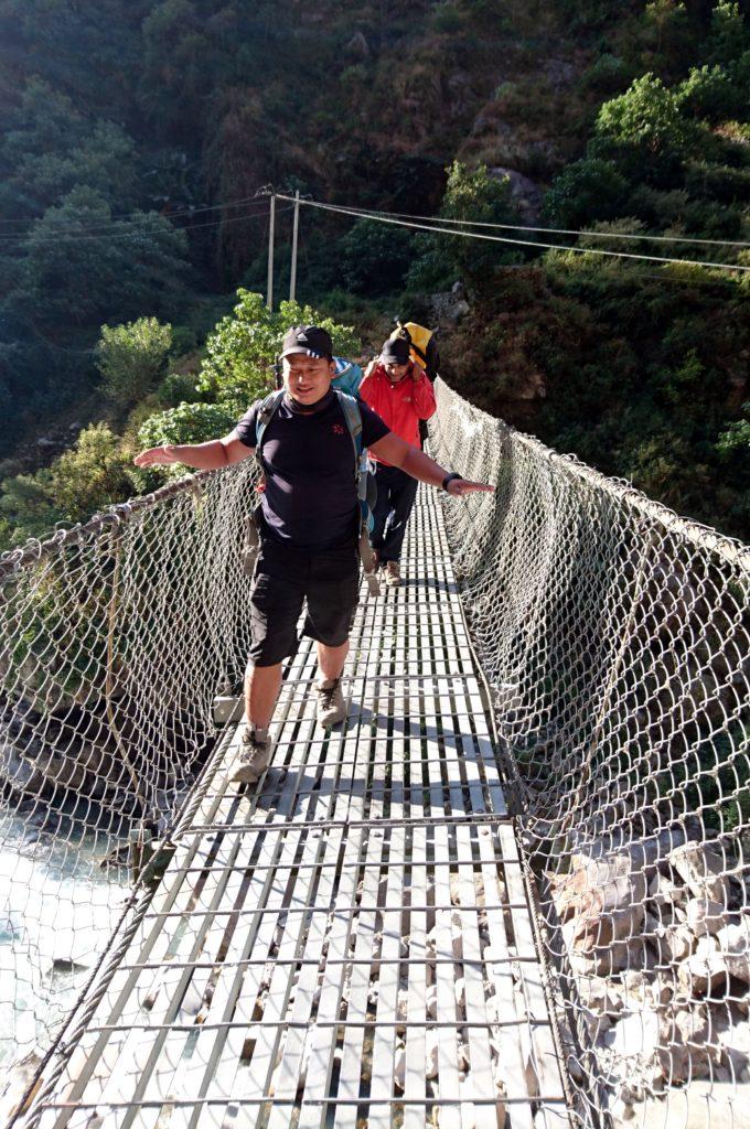 Ram e Kali attraversano il ponte ballerino