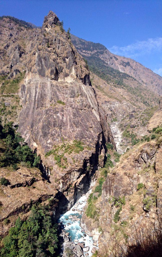 il sentiero passa in costa lungo questo canyon roccioso. La strada carrabile invece è scavata nella roccia sul versante opposto. Davvero una strada da brividi!!