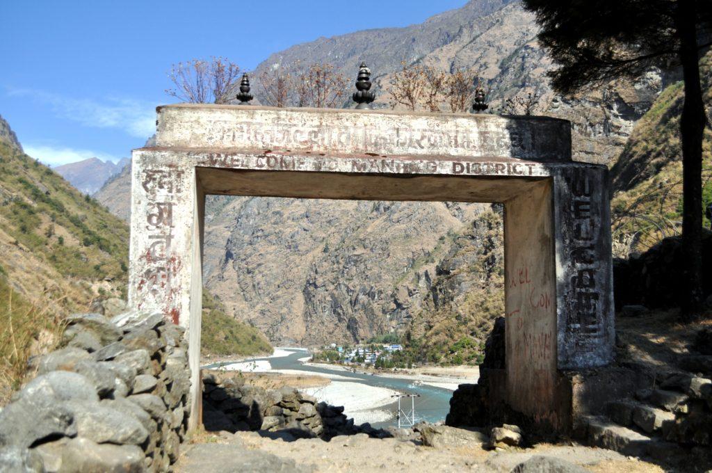 Questa porta segna l&#039;ingresso nel distretto di Manang. Dritto davanti a noi il paesino di Tal che sorge in un luogo da favola