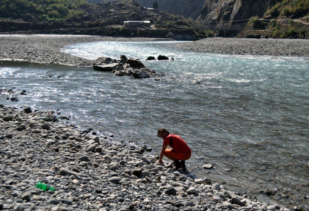 visto che qui il fiume è facilmente accessibile vado a sentire la temperatura dell'acqua. Freddina, ma ho fatto il bagno in molto peggio ;)