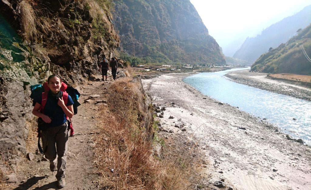 Riprendiamo il sentiero in direzione di Dharapani. Presto la valle si stringerà di nuovo costringendoci a salire