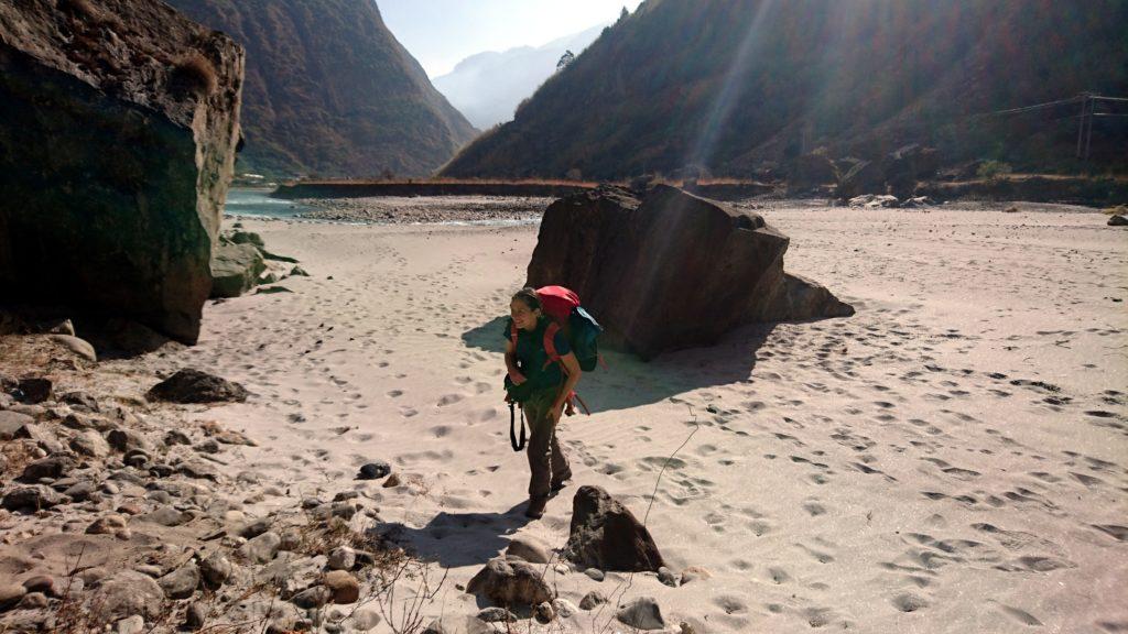 prima di abbandonare la valle, quattro passi sulla spiaggia per tastarne la consistenza