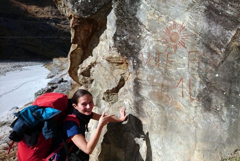 altra indicazione elettorale disegnata sulla roccia