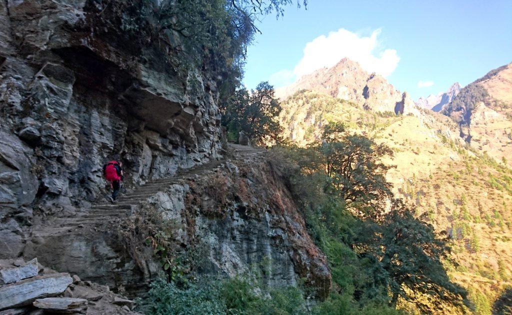 dopo Dharapani entro breve bisogna salire parecchio per aggirare un salto roccioso compiuto dal fiume. Ci aspettano un bel po' di scale