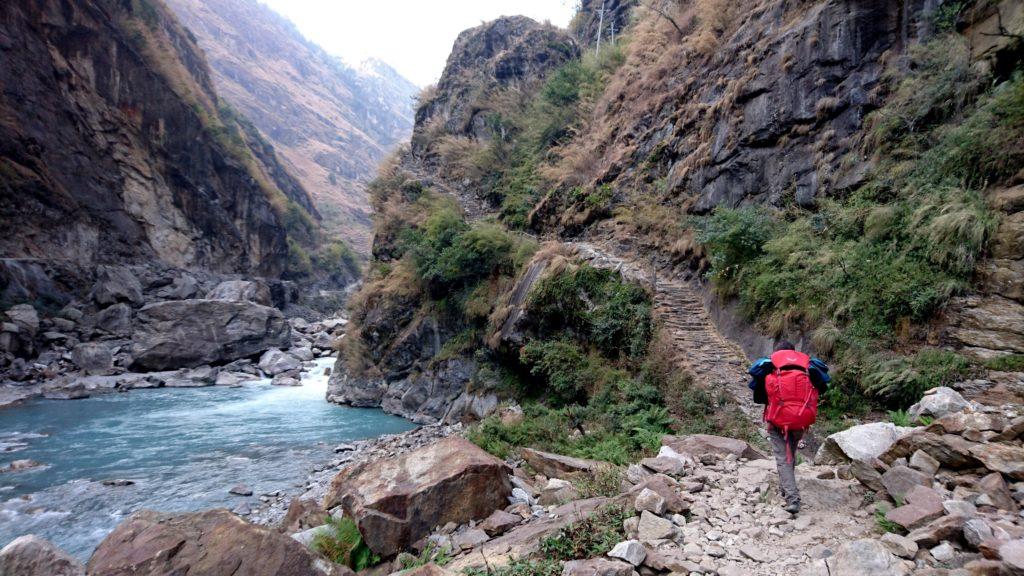 la valle si stringe diventando di nuovo un canyon. Per proseguire è necessario alzarsi di quota