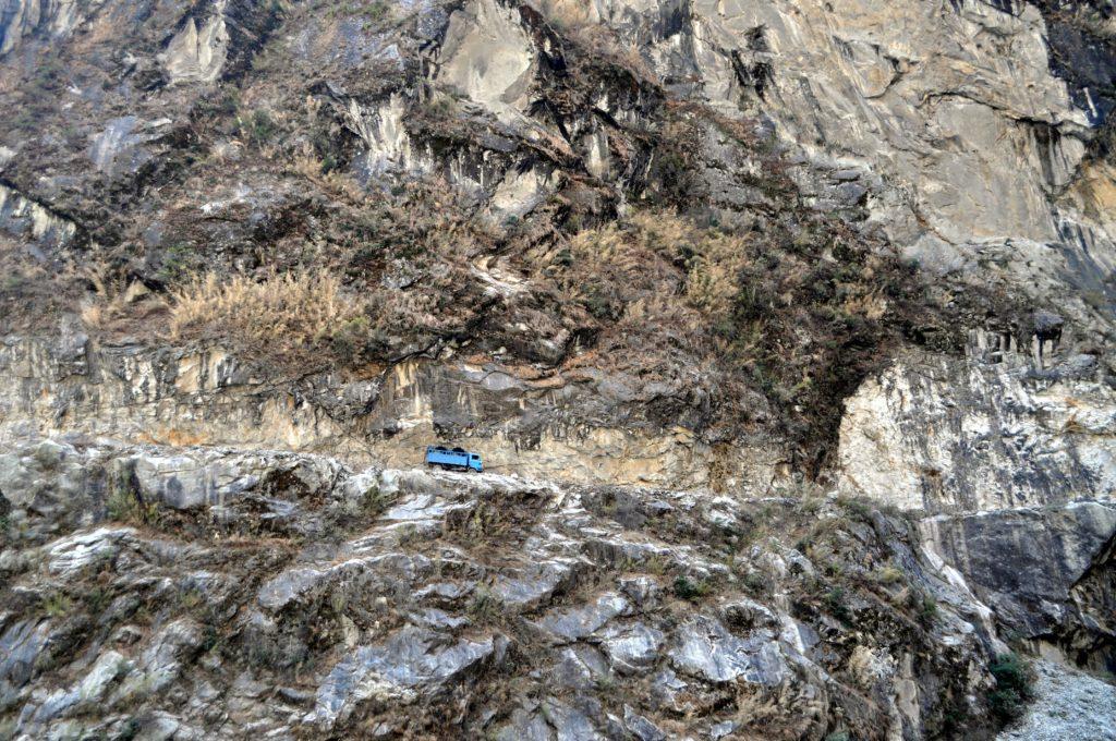 sul versante opposto la strada è stata scavata nella roccia con percorso a strapiombo. Ogni tanto qualcuno finisce giù (così ci racconta la nostra guida)