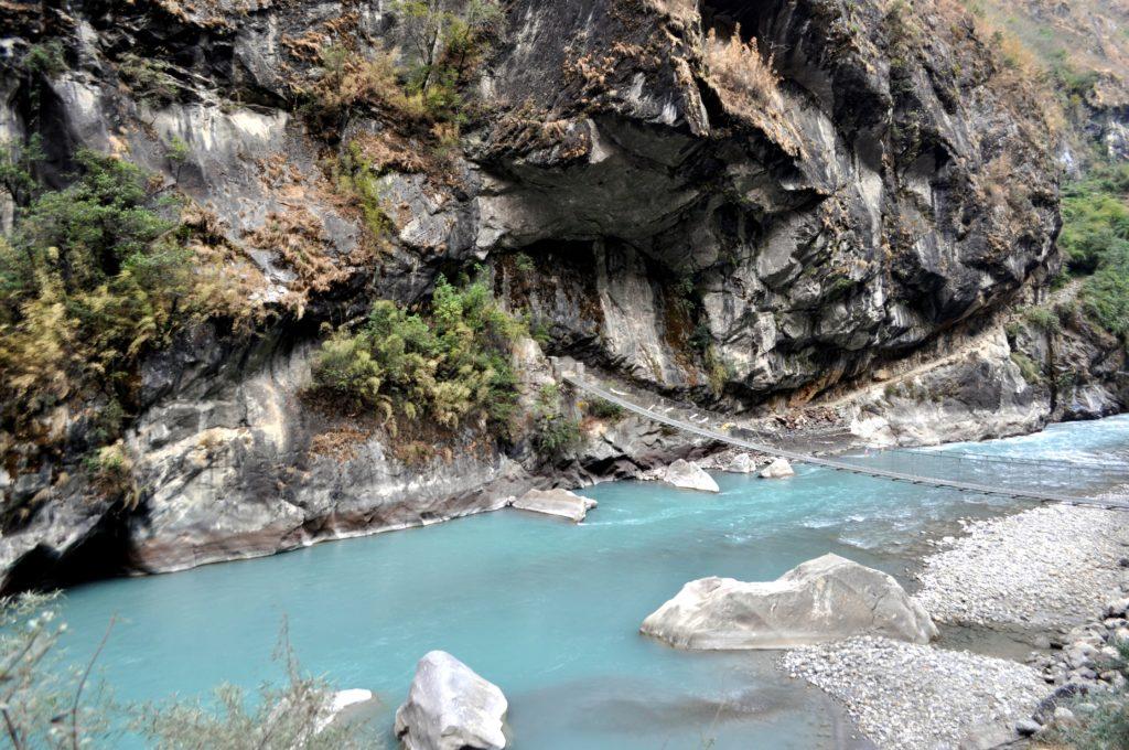 verso la fine della valle attraversiamo di nuovo il fiume che in questo punto è davvero splendido