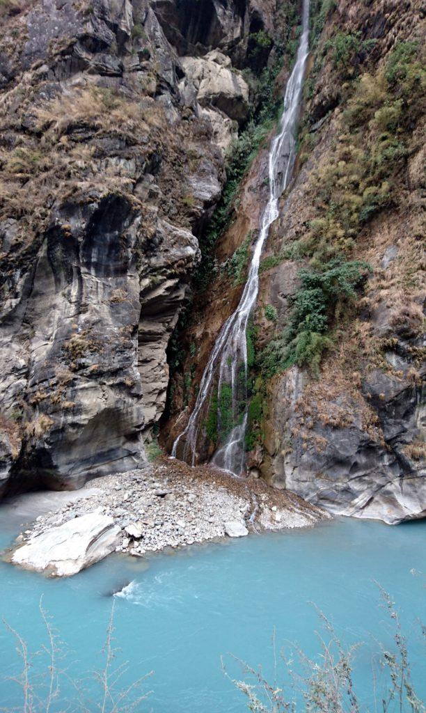 altro bello scorcio della gola con il fiume che viene alimentato da questa cascatella laterale