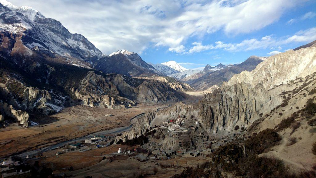 Braga e la valle che prosegue verso il Tibet, a nord