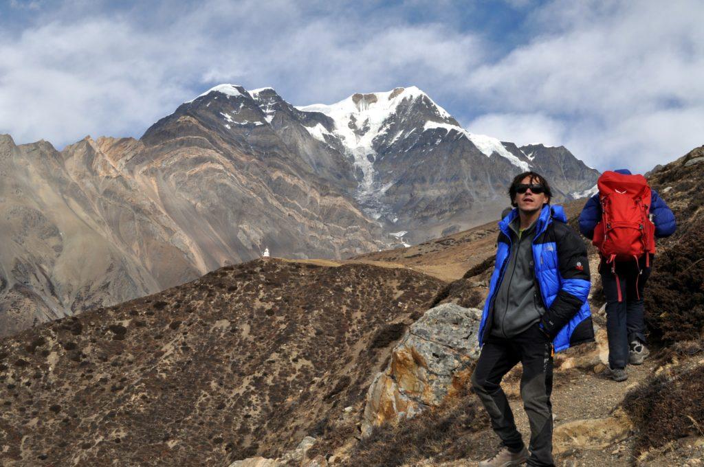 possiamo ammirare i ghiacciai dell&#039;Annapurna Range, sull&#039;altro versante, quasi alla stessa loro quota
