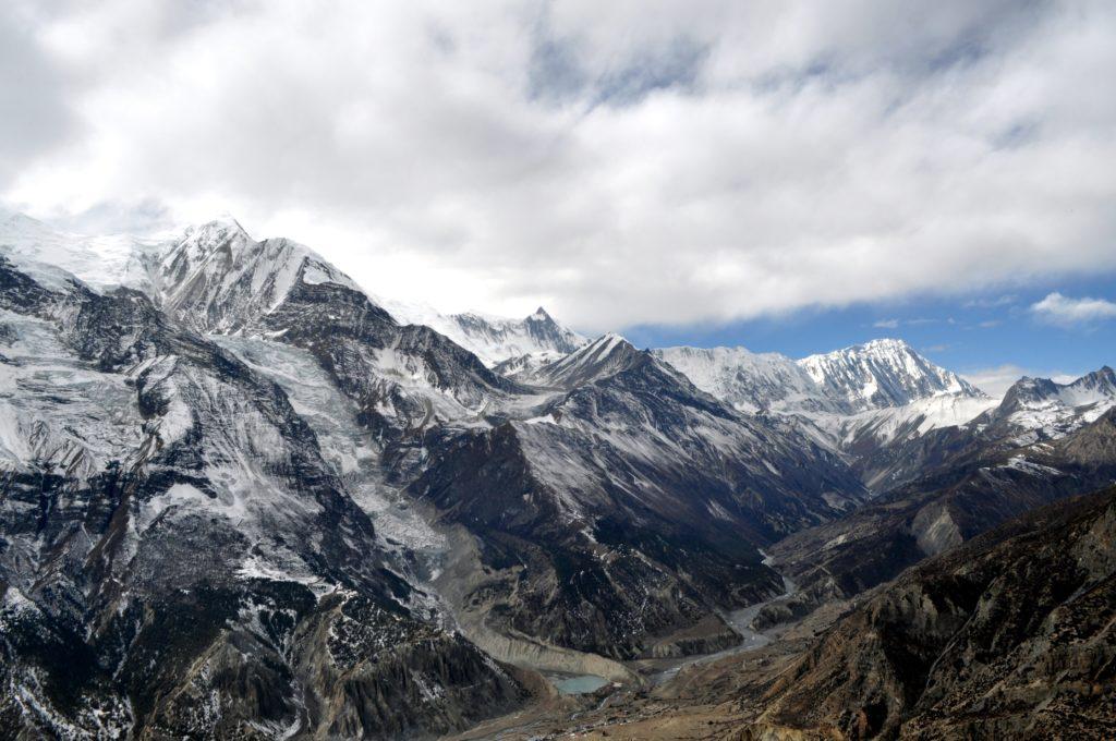 la lingua di ghiaccio del Gangapurna e le montagne che racchiudono il Tilicho Tal