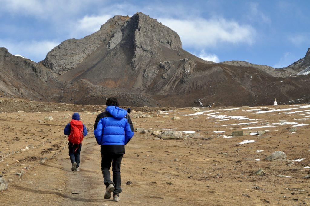 arriviamo sull'altopiano antecedente l'Ice Lake, un deserto spazzato dal vento