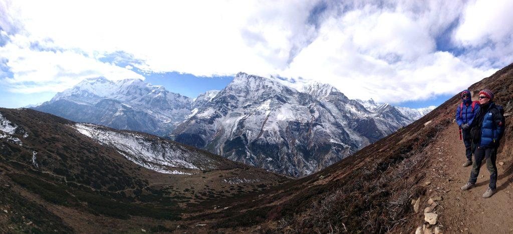 il nostro versante è libero da neve, mentre l'Annapurna Range alla nostra quota è bello imbiancato