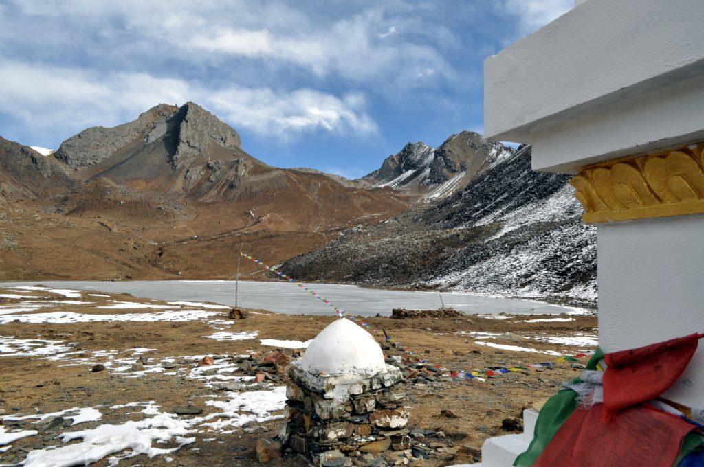 l&#039;Ice Lake con l&#039;immancabile Stupa di vetta