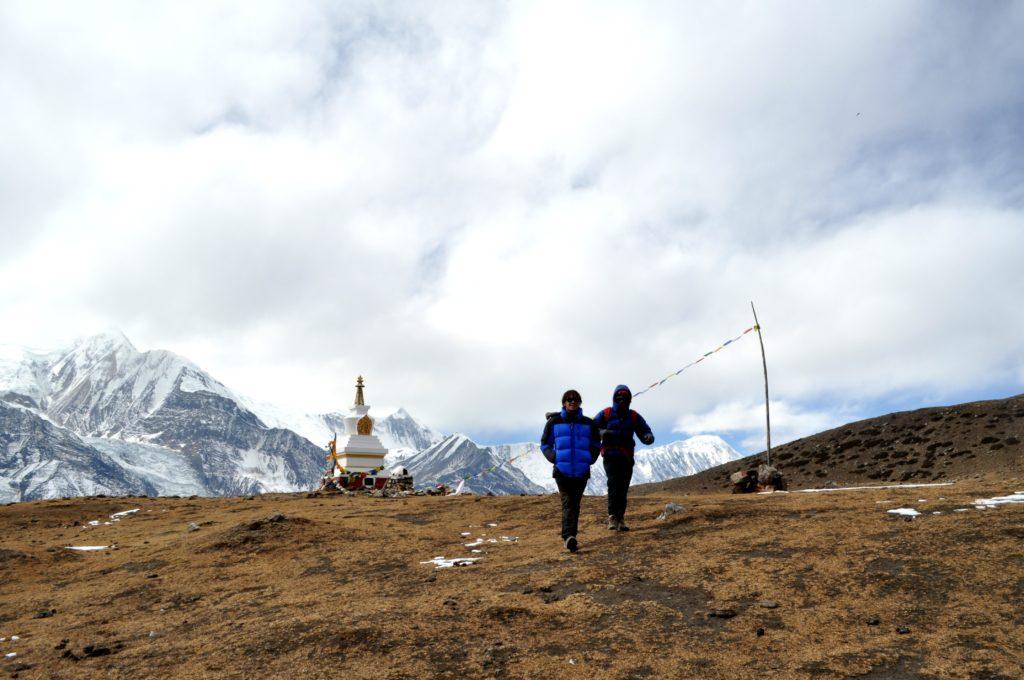 Gabri e Kali, sullo sfondo lo Stupa dell'Ice Lake e l'Annapurna Range ormai incappucciato di nuvole