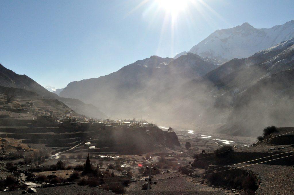 l&#039;umidità mattutina si solleva nella valle: namastè Manang