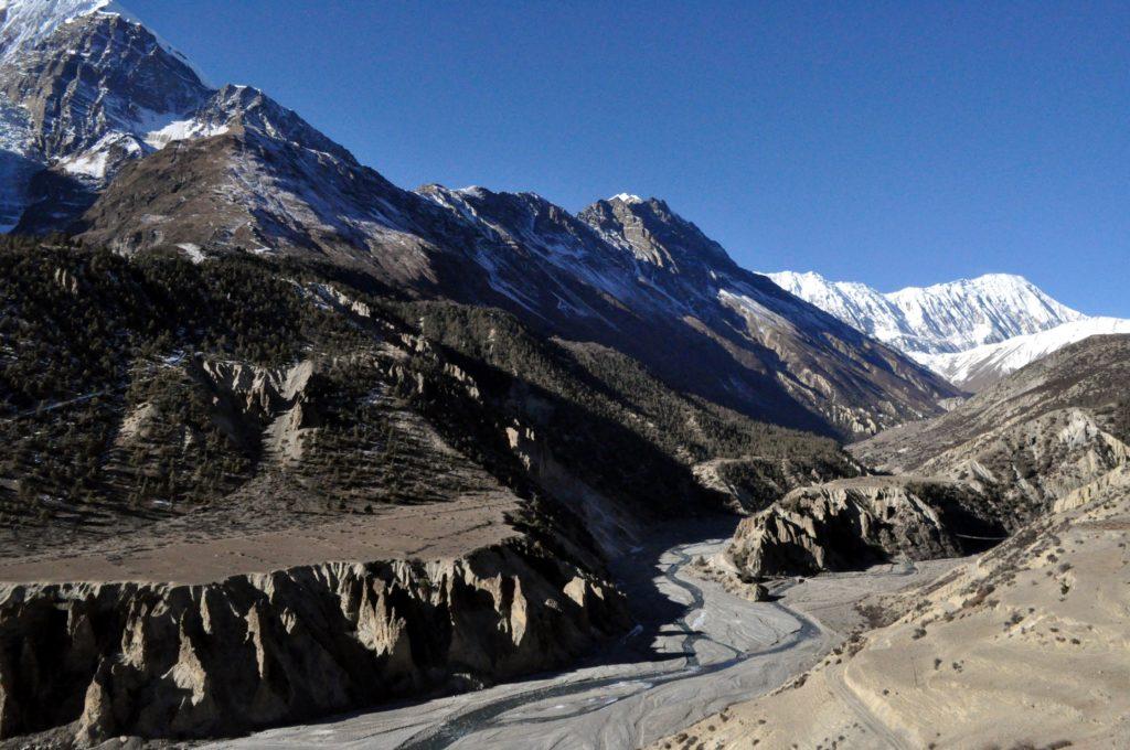 altre montagne si delineano all'orizzonte