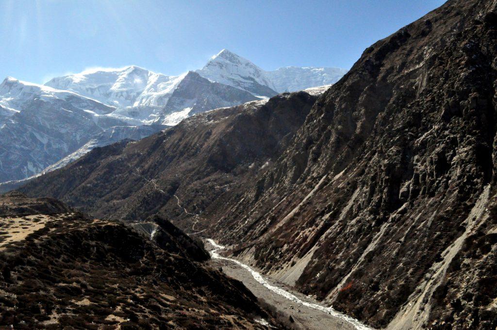 il sole brucia le cime dell'Annapurna Range, la luce è abbagliante