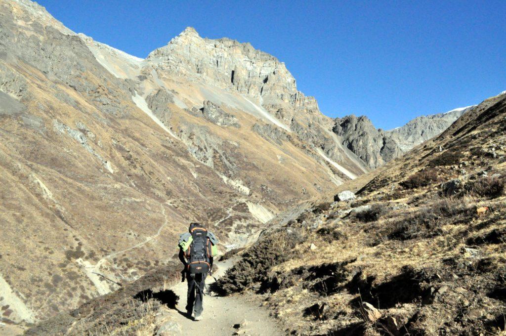 il sentiero prosegue in costa, prima su un lato poi sull'altro della valle