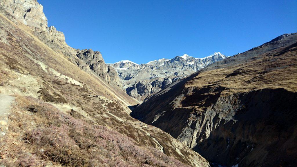 l'anfiteatro montuoso che chiude la valle