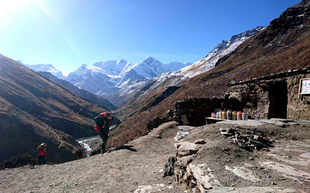 in mezzo al nulla c&#039;è una piccola tea house, dove ci fermiamo per una pausa
