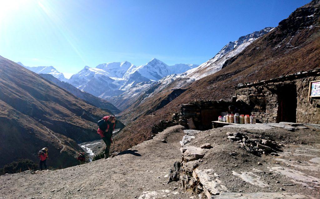 in mezzo al nulla c'è una piccola tea house, dove ci fermiamo per una pausa