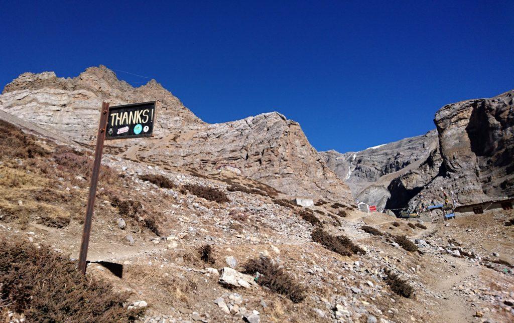 fine del tratto sfasciumoso: in lontananza si vede gia Thorong Phedi, il &quot;campo basso&quot; prima del Thorong La Pass