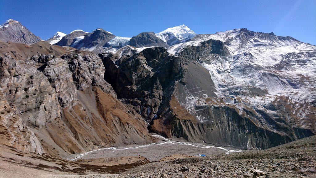 riprendiamo a salire lasciando Thorong Phedi dopo un paio d'ore di pausa: siamo in grande anticipo