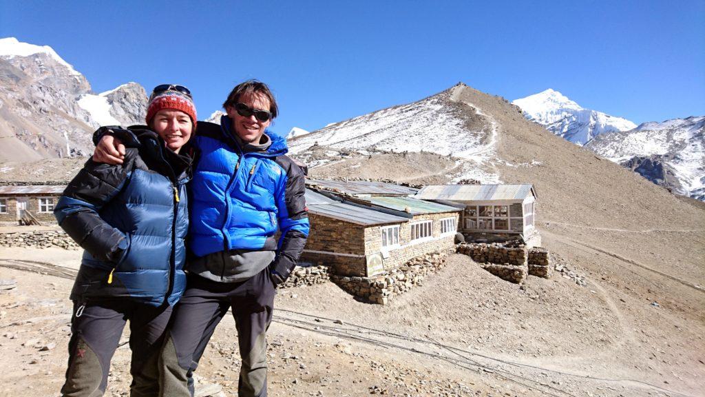 foto ricordo all&#039;High Camp: quella dietro è la cimetta che saliremo a brevissimo