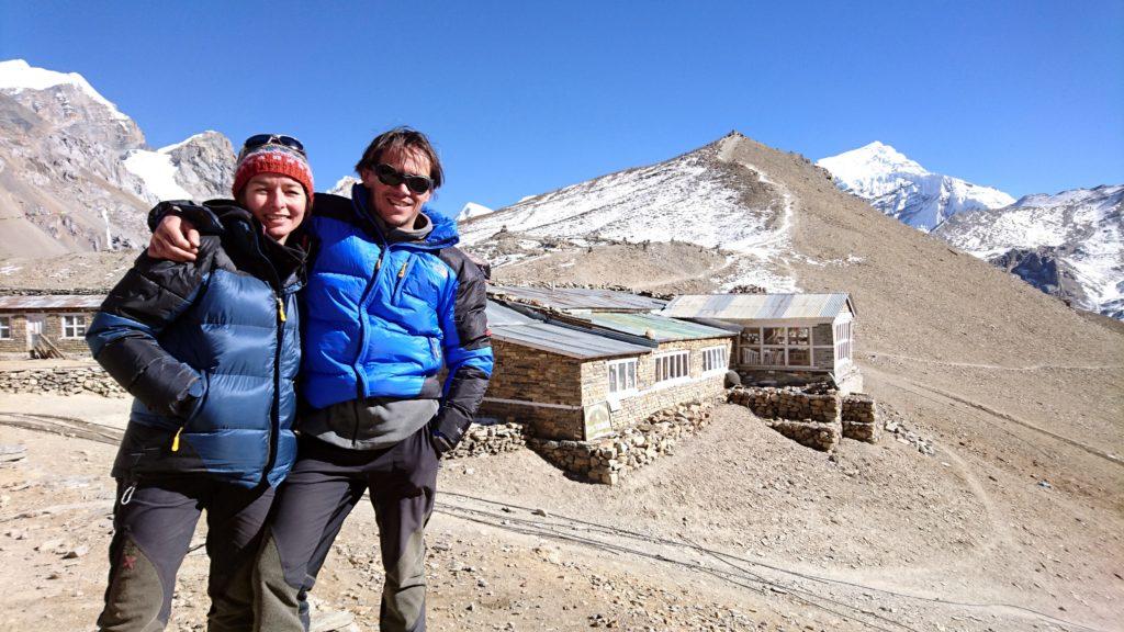 foto ricordo all'High Camp: quella dietro è la cimetta che saliremo a brevissimo