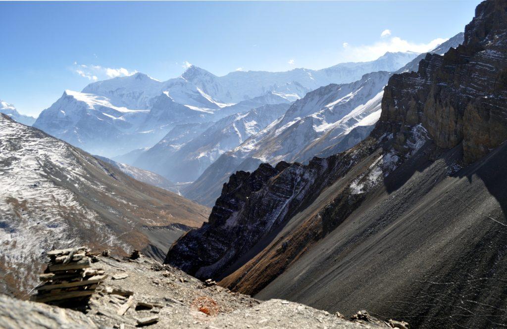 la vista salendo la cimetta senza nome dietro l&#039;High Camp: guardando verso l&#039;Annapurna Range