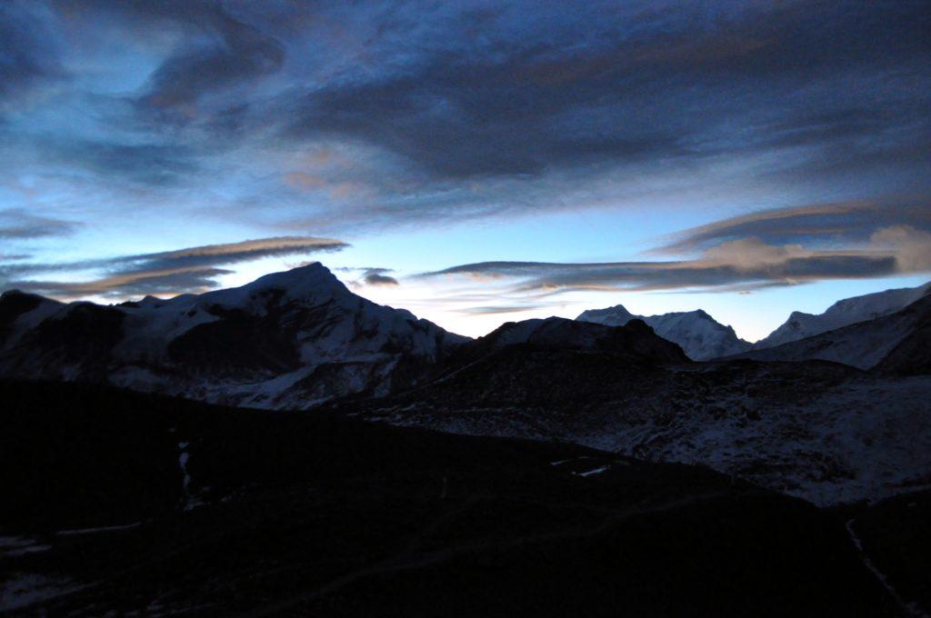 sull'Himalaya inizia ad albeggiare: meraviglioso