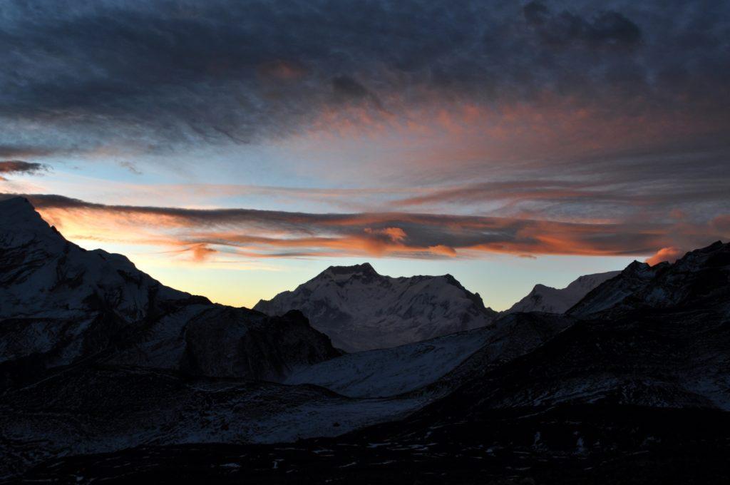 sull'Himalaya inizia ad albeggiare: meraviglioso