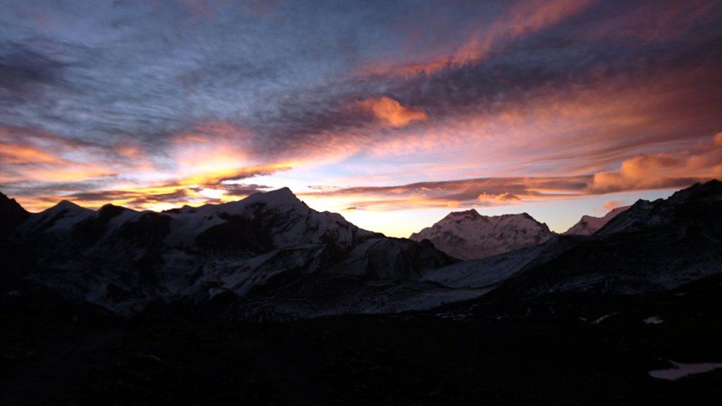sull'Himalaya inizia ad albeggiare: meraviglioso
