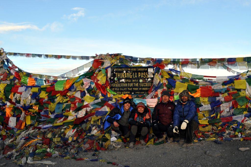 Thorong La: foto di gruppo con Ram e Kali