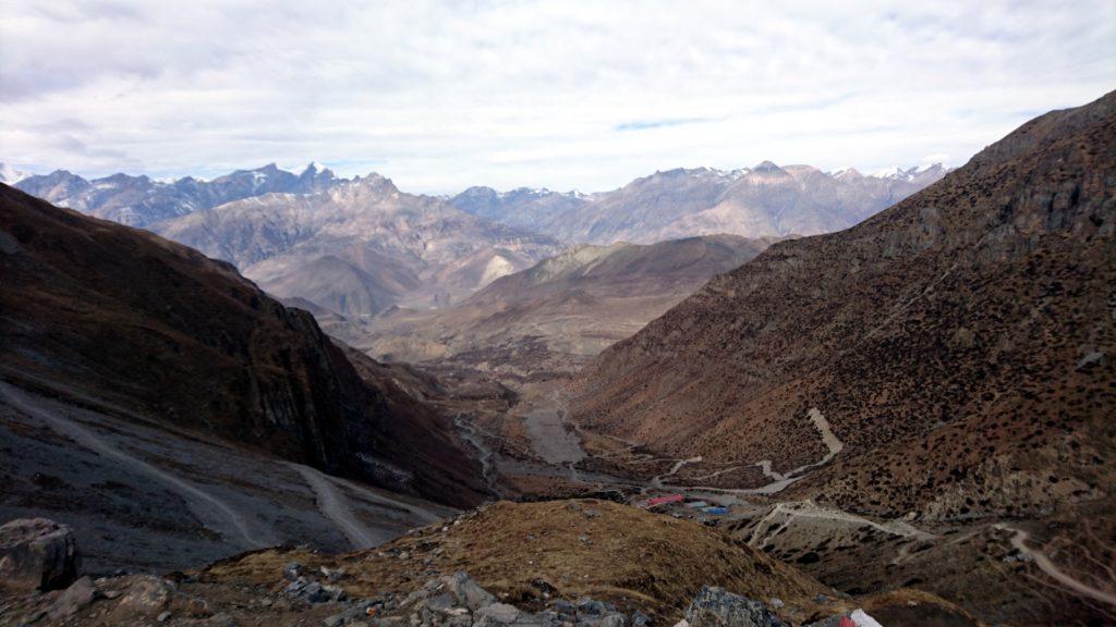 il paesaggio nel Mustang è totalmente diverso da quanto visto sino ad ora