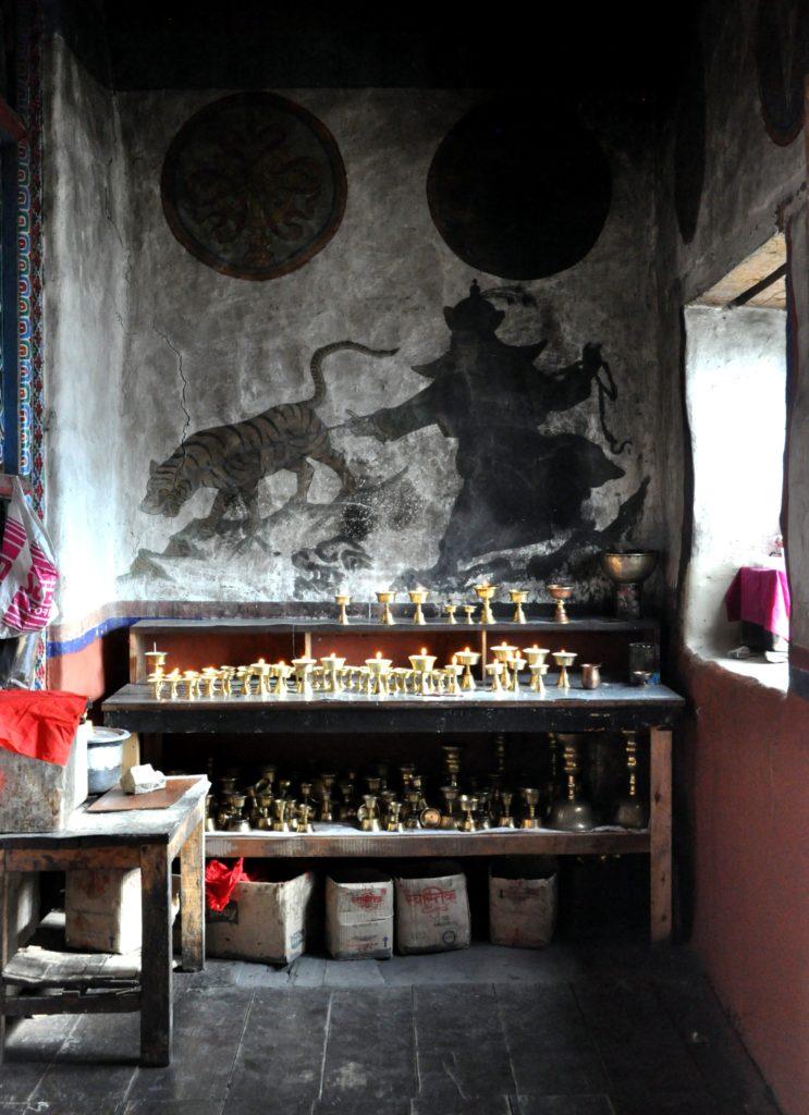 interno giorno in uno dei tanti templi che compongono l&#039;area sacra di Muktinath