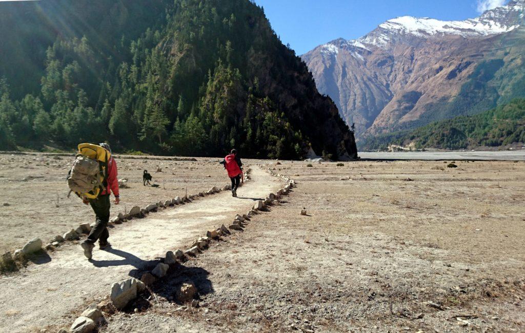 il sentiero sale e scende lungo il Kali Gandaki, attraversando piccole pianure, a volte coltivate