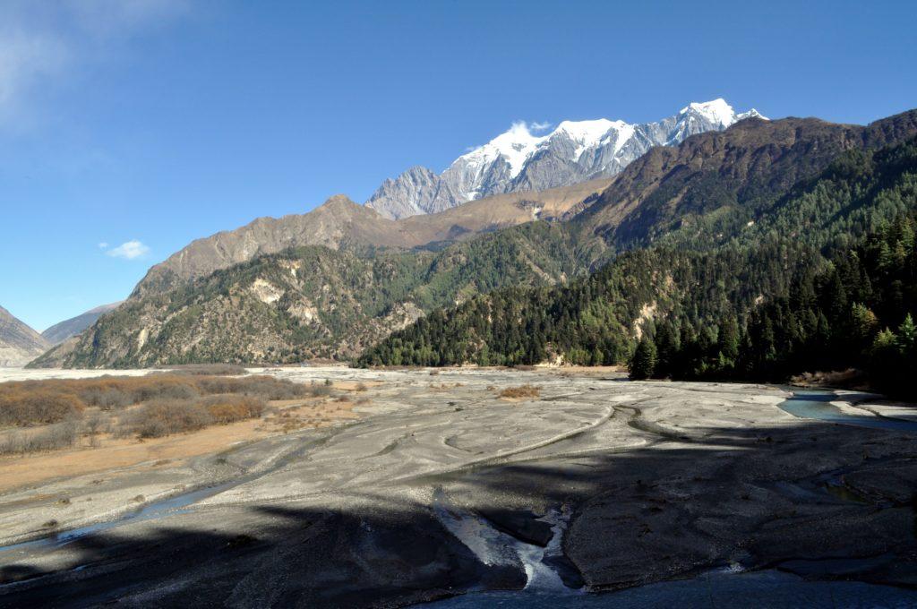 il letto del Kali Gandaki, oro e argento, e la catena Himalayana sullo sfondo