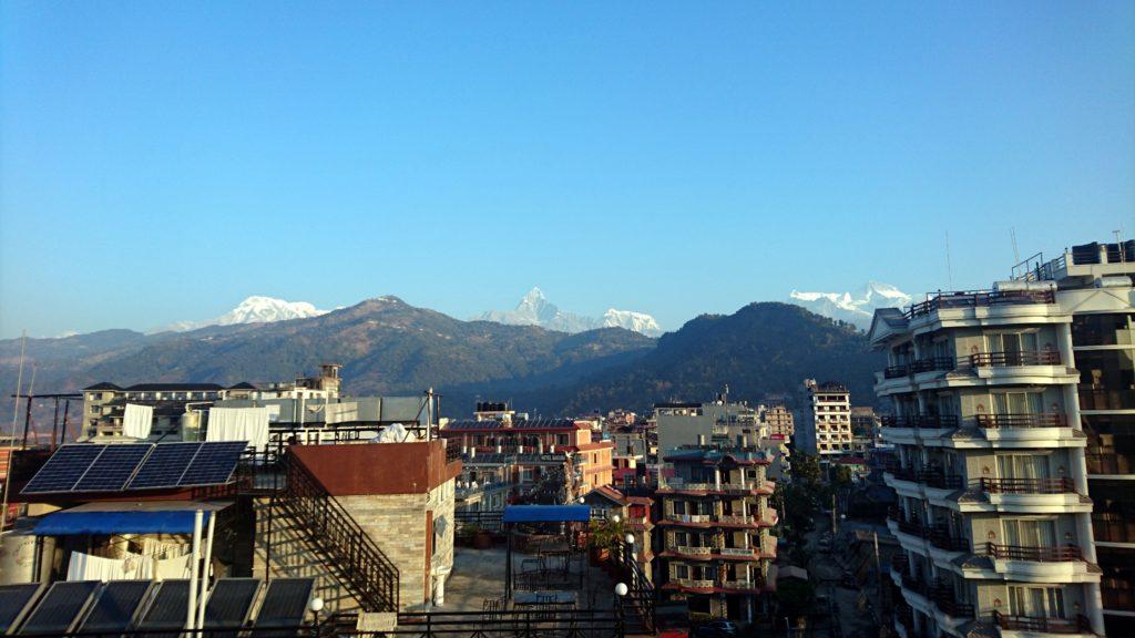 la vista del Machapuchare dal tetto del nostro hotel, a Pokhara