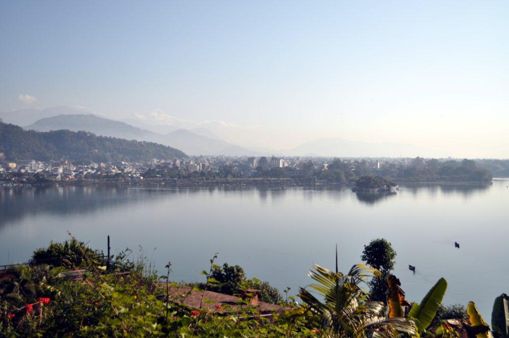 dall&#039;altra parte del lago, Pokhara